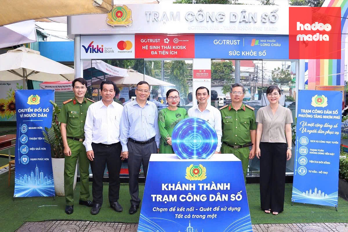 Các đại biểu dự ngày hội Công dân số phường Tăng Nhơn Phú cũng chứng kiến khánh thành Trạm Công dân số phường - Ảnh: TNP
