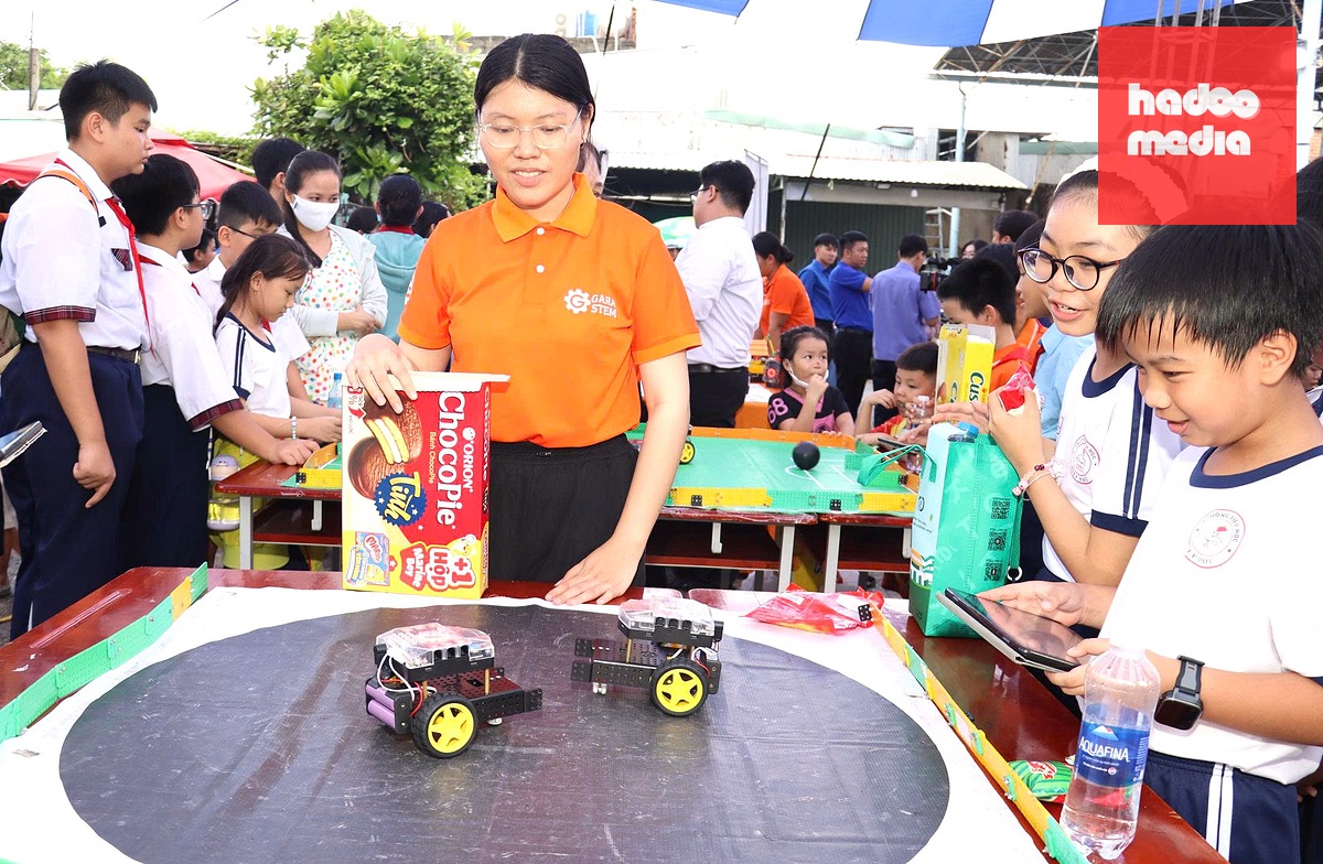 Các học sinh trải nghiệm các mô hình sáng tạo tự động, điều khiển - Ảnh: TNP