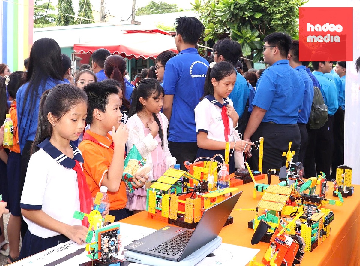 Học sinh trải nghiệm hoạt động STEM - Ảnh: TNP
