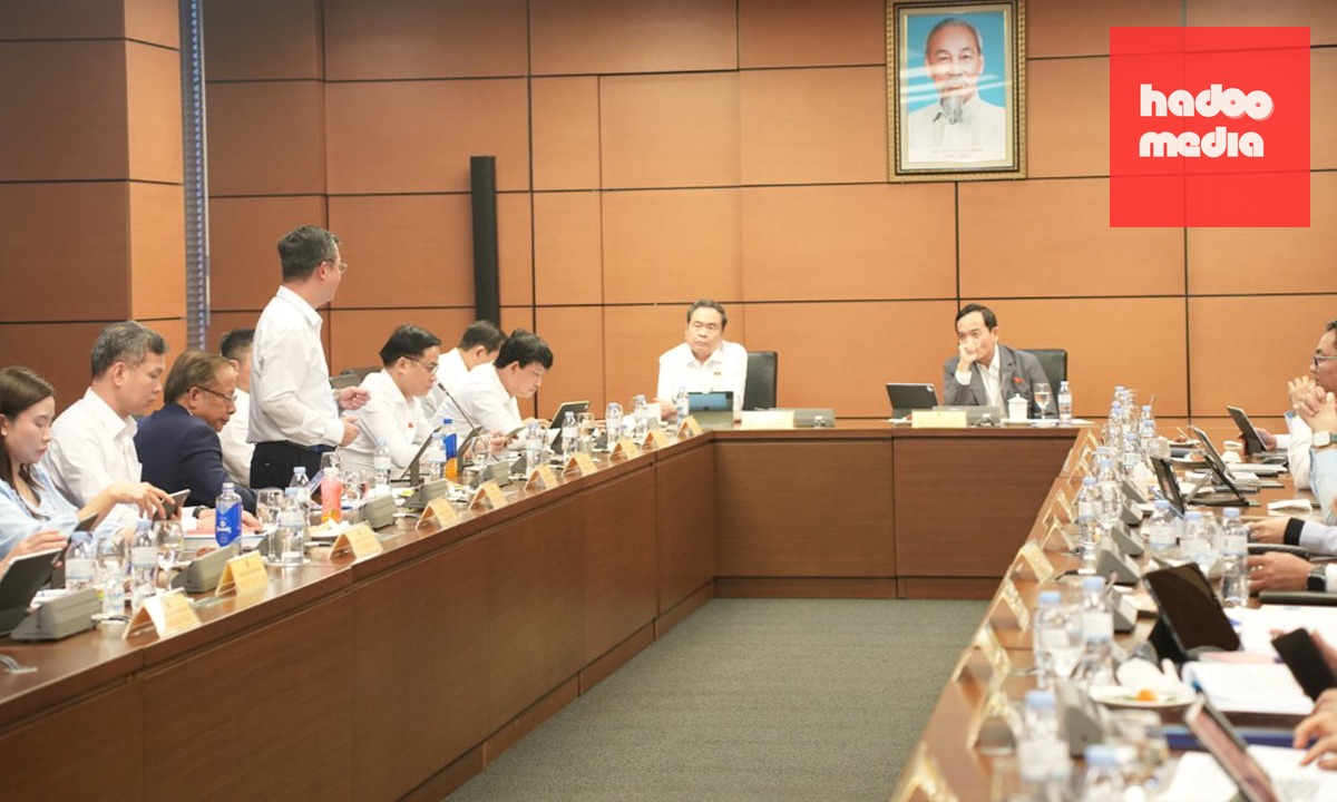 Chủ tịch Quốc hội Trần Thanh Mẫn (hàng trên, bên trái) và Bí thư Thành ủy TP.HCM Trần Lưu Quang dự buổi thảo luận - Ảnh: TIẾN LONG