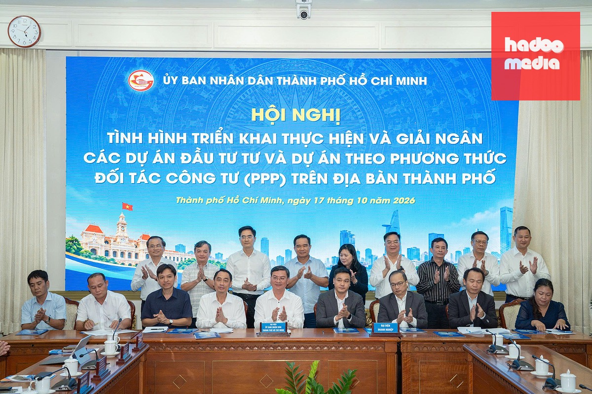 Chủ tịch UBND TP.HCM chứng kiến nghi thức ký kết giữa doanh nghiệp, nhà đầu tư chiến lược với UBND TP.HCM - Ảnh: HỮU DUY
