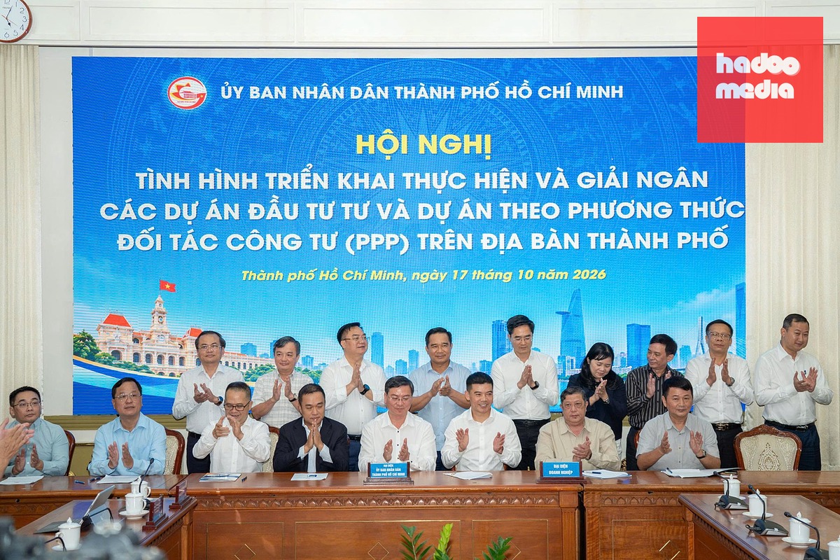 Chủ tịch TP.HCM và các doanh nghiệp tại sự kiện - Ảnh: HỮU DUY