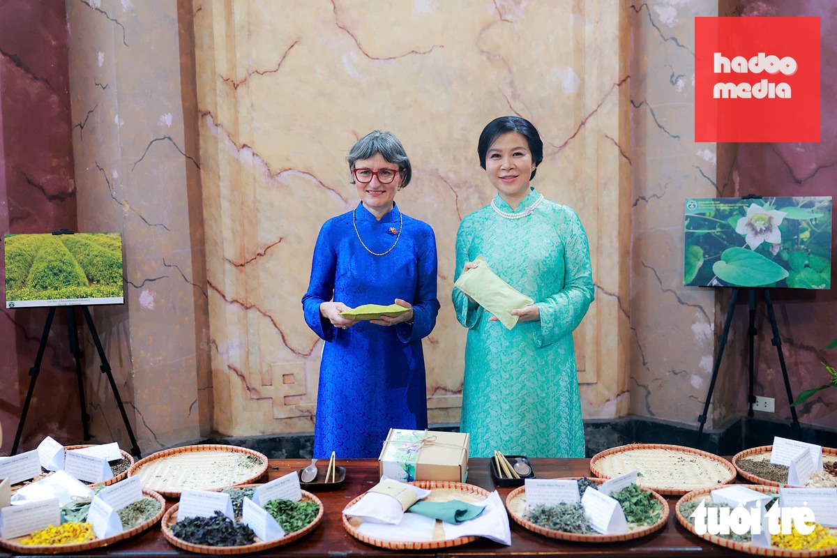 Phu nhân Ngô Phương Ly và Phu nhân Caroline Parmelin trải nghiệm làm gối chườm từ thảo dược - Ảnh: NGUYỄN KHÁNH