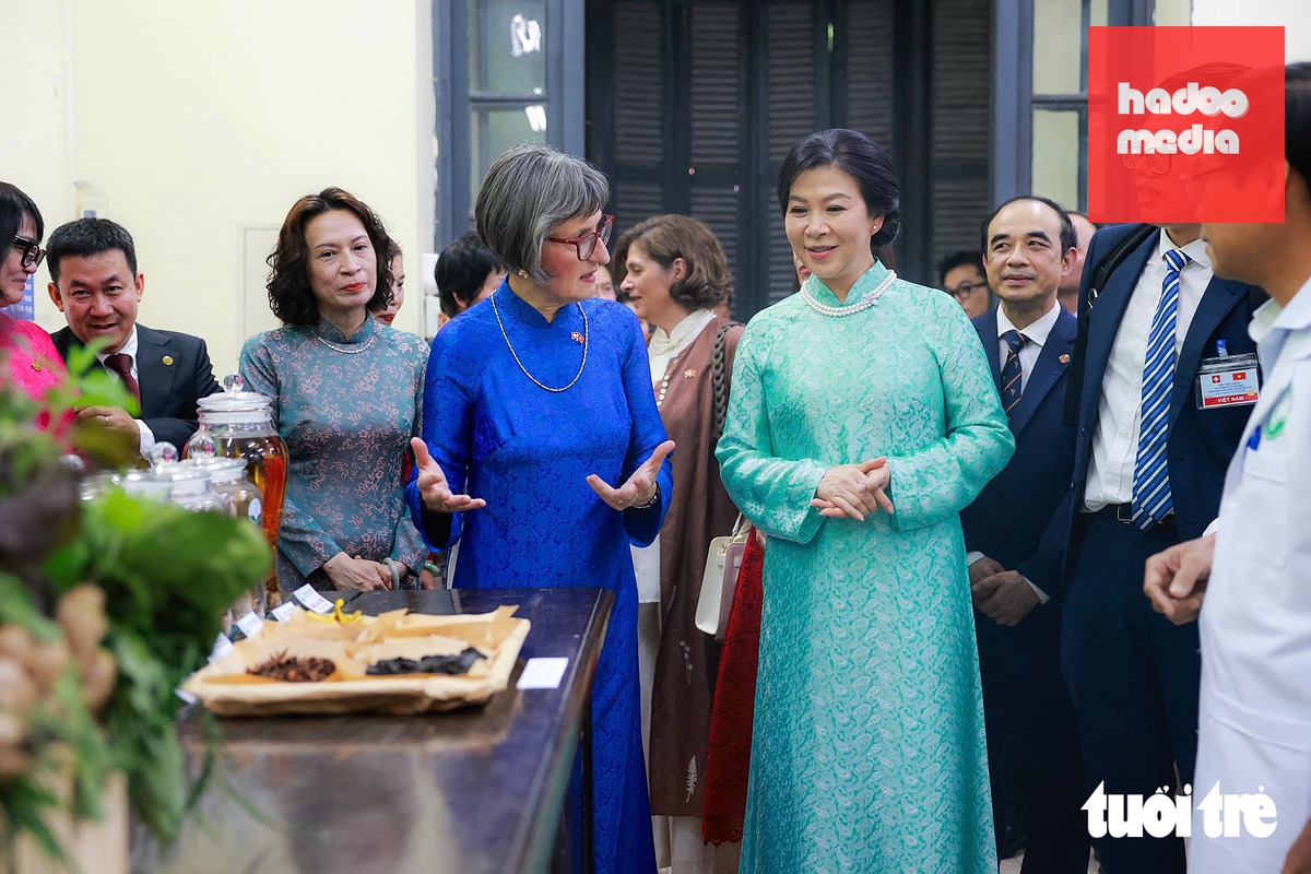 Phu nhân Ngô Phương Ly và Phu nhân Caroline Parmelin nghe giới thiệu về các loại dược liệu Việt Nam trong một lớp học về y học cổ truyền - Ảnh: NGUYỄN KHÁNH