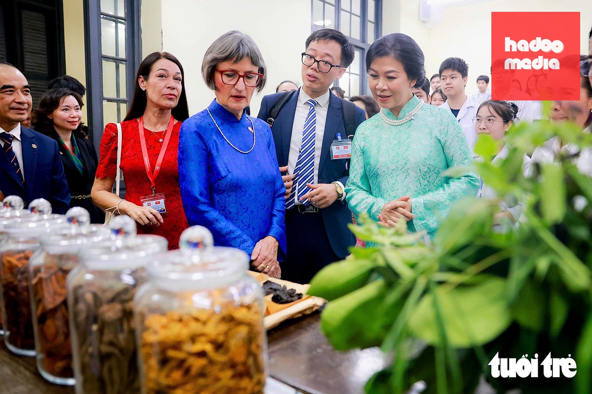 Phu nhân Ngô Phương Ly và Phu nhân Caroline Parmelin xem các loại dược liệu được trưng bày trong lớp học y học cổ truyền - Ảnh: NGUYỄN KHÁNH