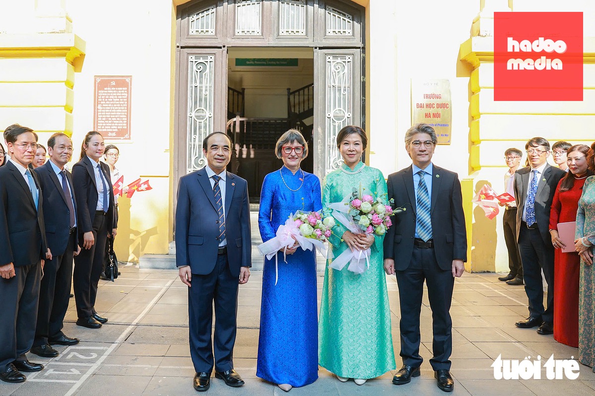 Lãnh đạo Trường đại học Y Hà Nội và Trường đại học Dược Hà Nội đón Phu nhân Ngô Phương Ly và Phu nhân Caroline Parmelin - Ảnh: NGUYỄN KHÁNH