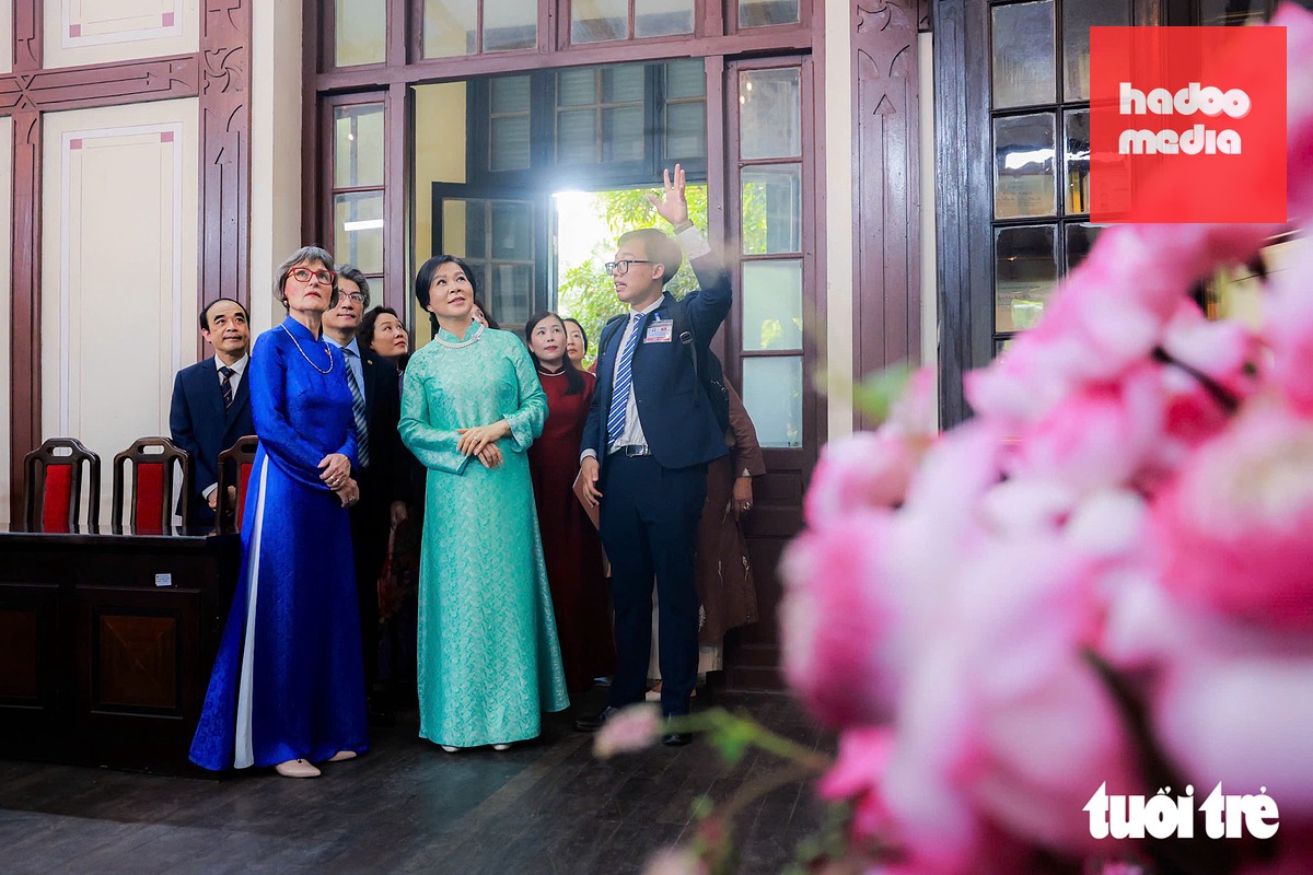Hai Phu nhân thăm phòng làm việc và phòng hội đồng của các hiệu trưởng đầu tiên của Trường Y khoa Đông Dương - Ảnh: NGUYỄN KHÁNH