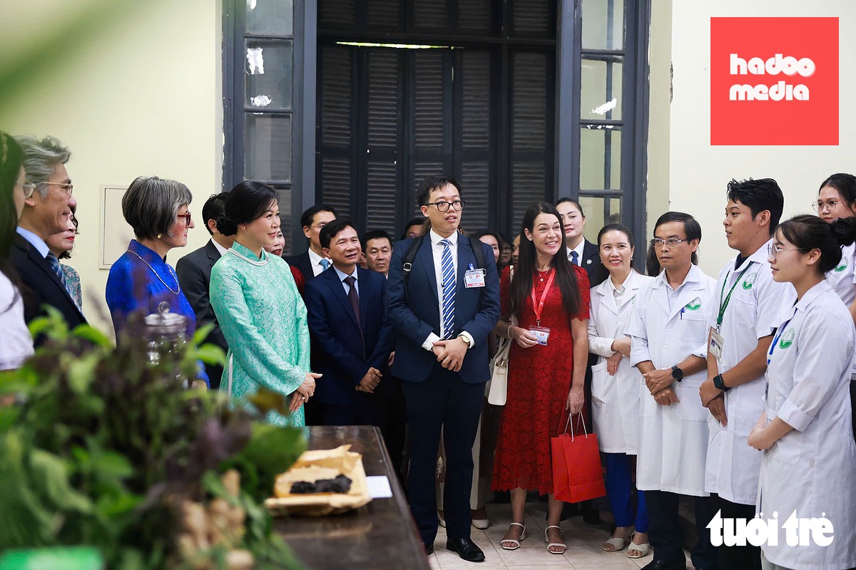 Hai Phu nhân thăm một lớp học về y học cổ truyền của các sinh viên Trường đại học Dược Hà Nội - Ảnh: NGUYỄN KHÁNH