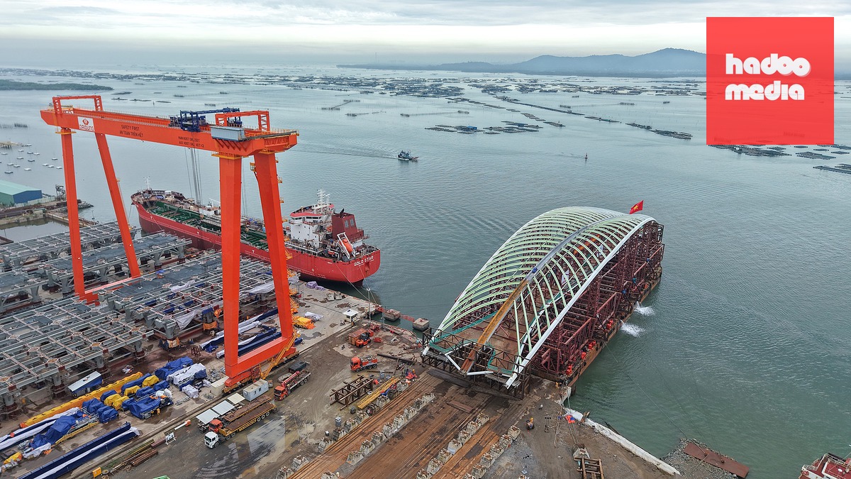 Nhịp chính cầu đi bộ được thi công tại Nhà máy Đại Dũng Shipyard của Công ty cổ phần đóng tàu Đại Dũng ở Khu công nghiệp Đông Xuyên (TP.HCM) - Ảnh: THUẬN VĂN
