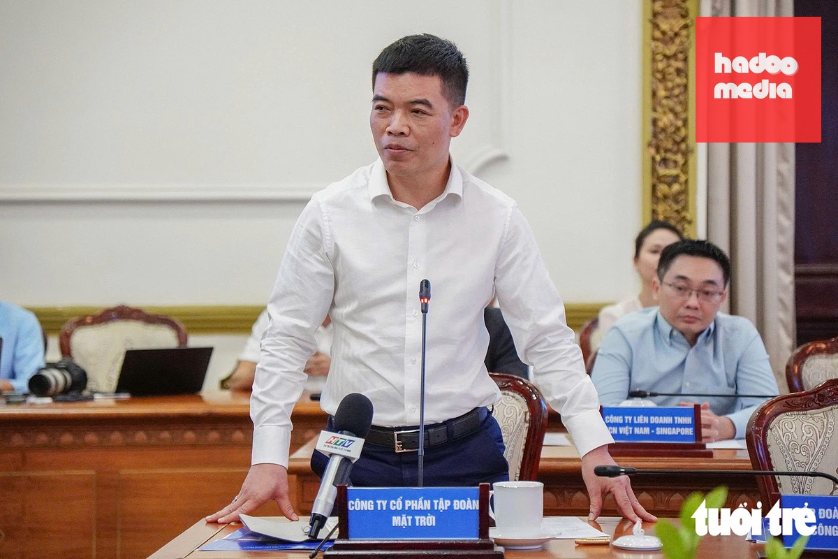 Ông Phạm Quốc Quân - đại diện Công ty cổ phần Tập đoàn Mặt Trời (Sun Group) - báo cáo tiến độ triển khai dự án, kế hoạch giải ngân những tháng cuối năm 2026 - Ảnh: HỮU DUY