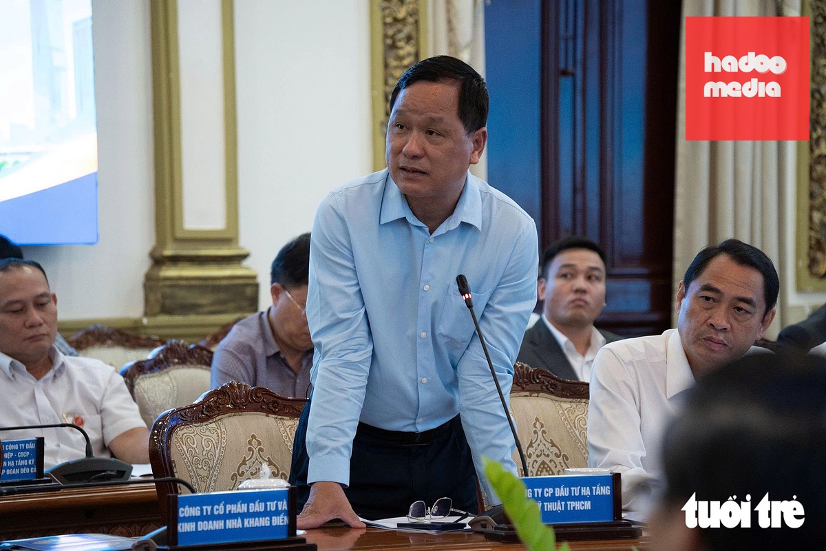 Đại diện Công ty CP Đầu tư hạ tầng kỹ thuật TP.HCM phát biểu - Ảnh: HỮU DUY
