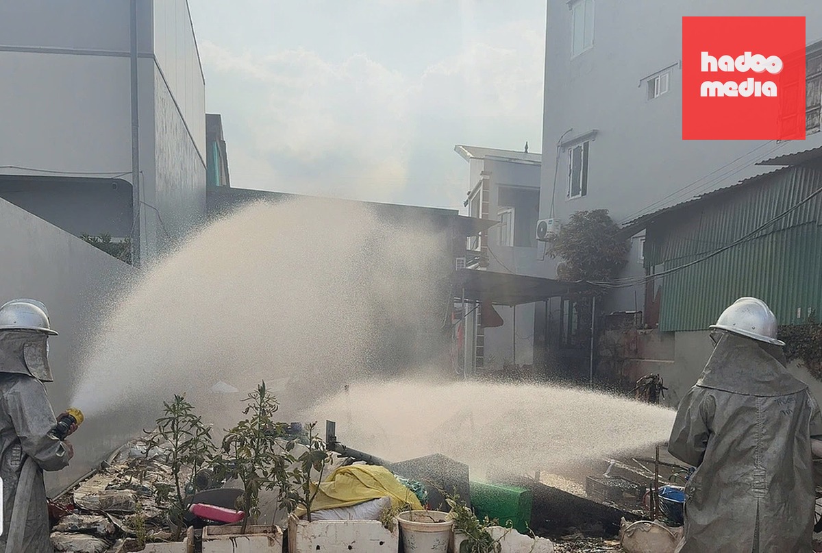 Lực lượng chức năng xử lý tại khu vực rò rỉ hóa chất. Ảnh: Tiến Thành