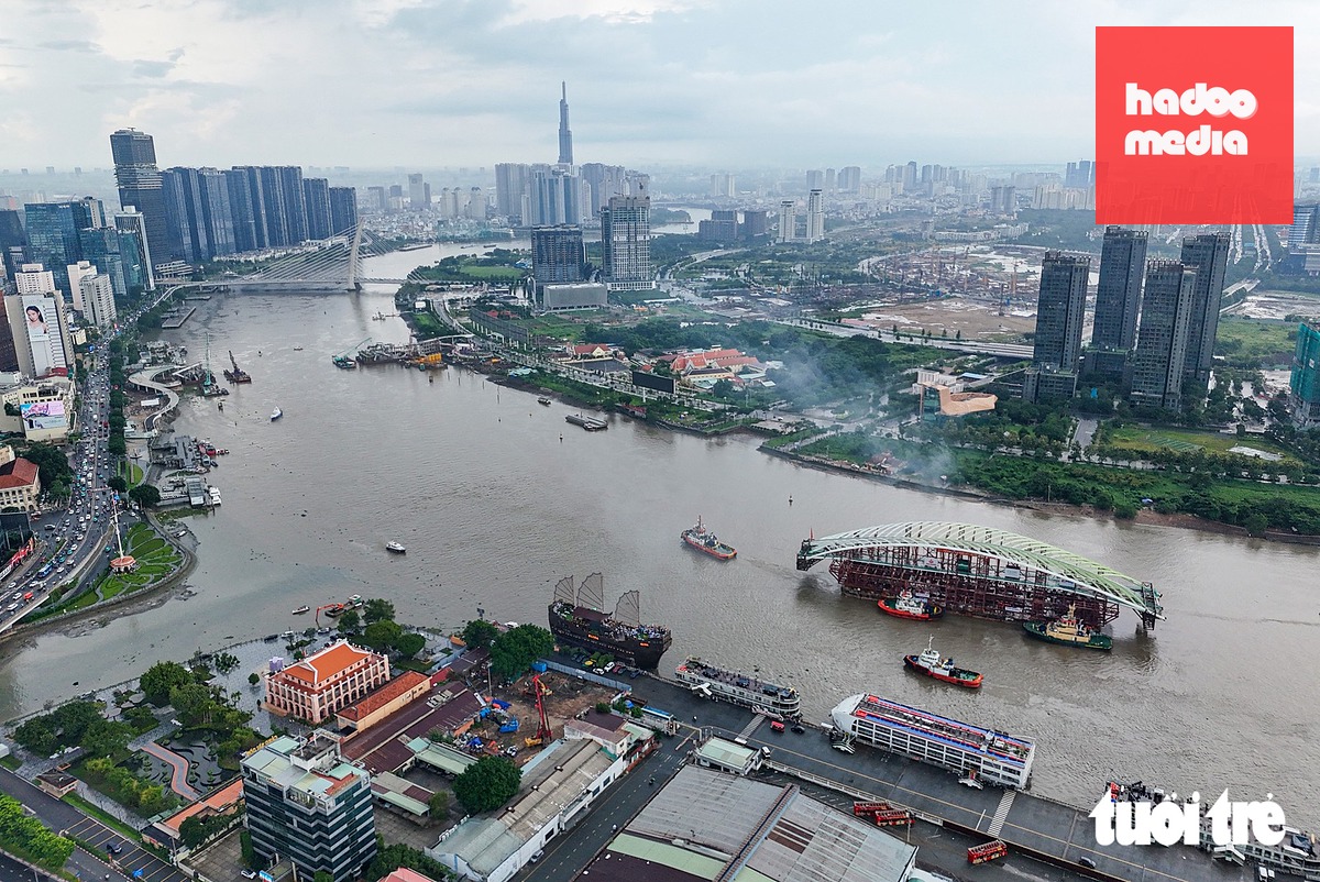 Từ sông Sài Gòn nhìn về phía Bến Nhà Rồng, nhịp cầu đi bộ đang trên chặng cuối của hành trình lai dắt - Ảnh: CHÂU TUẤN