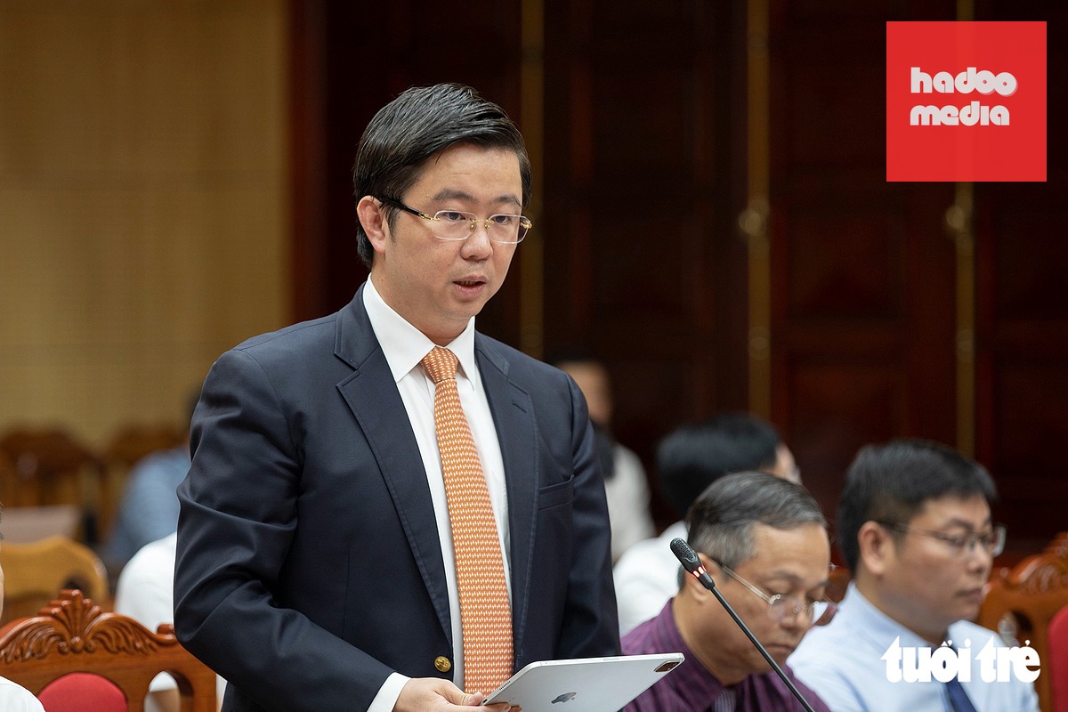 Ông Bùi Hoàng Phương - Chủ tịch UBND tỉnh Quảng Trị - cho hay tỉnh mong muốn khai thác hiệu quả cả 2 sân bay - Ảnh: HOÀNG TÁO