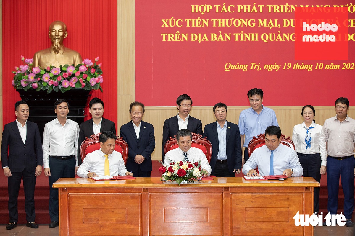 UBND tỉnh Quảng Trị, Tổng công ty Cảng hàng không Việt Nam và Công ty cổ phần Tập đoàn T&T ký kết hợp tác về quản lý, khai thác các sân bay - Ảnh: HOÀNG TÁO
