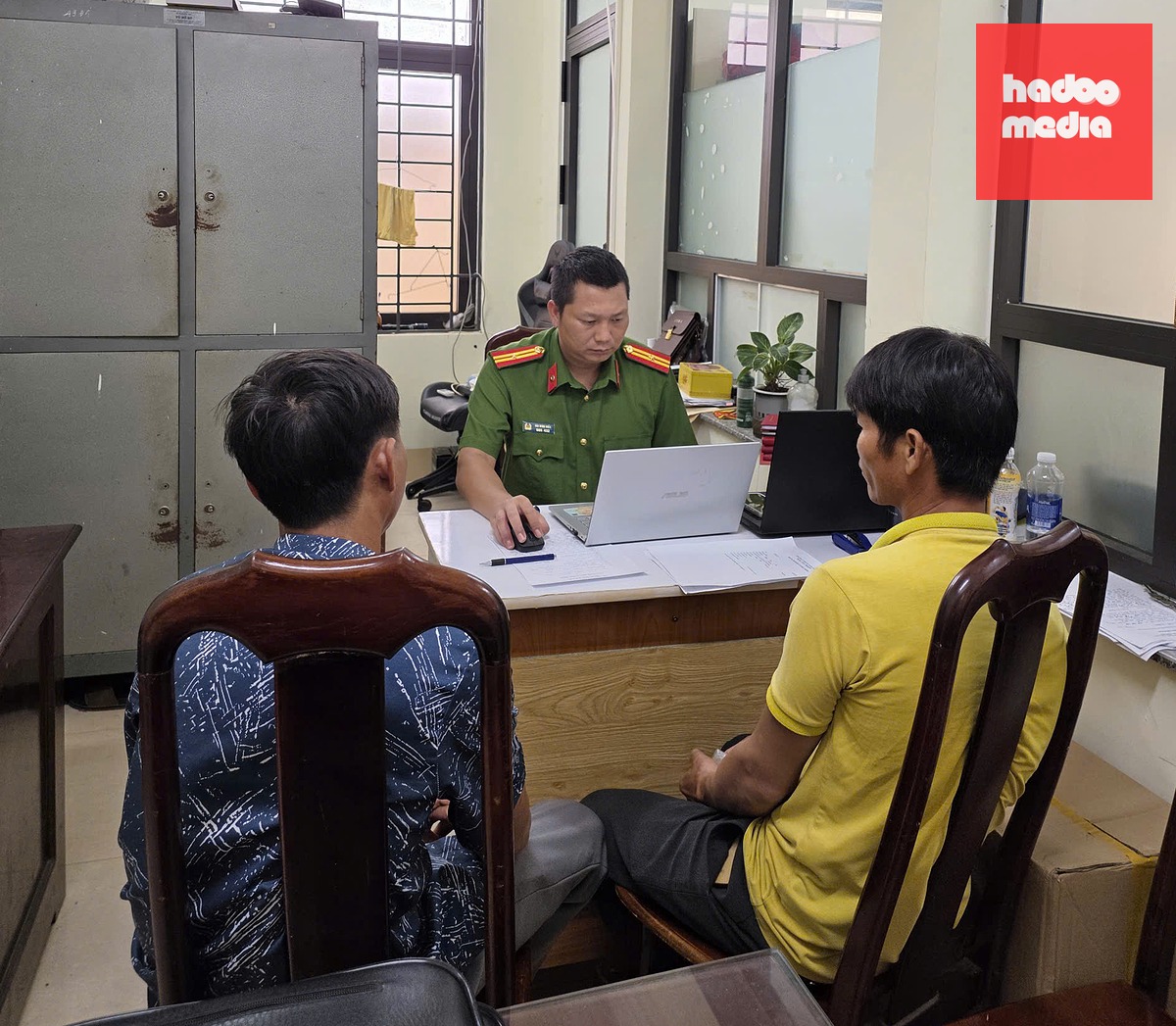Công an phường Buôn Ma Thuột làm việc với 2 người liên quan vụ đánh tài xế Grab - Ảnh: N.T.