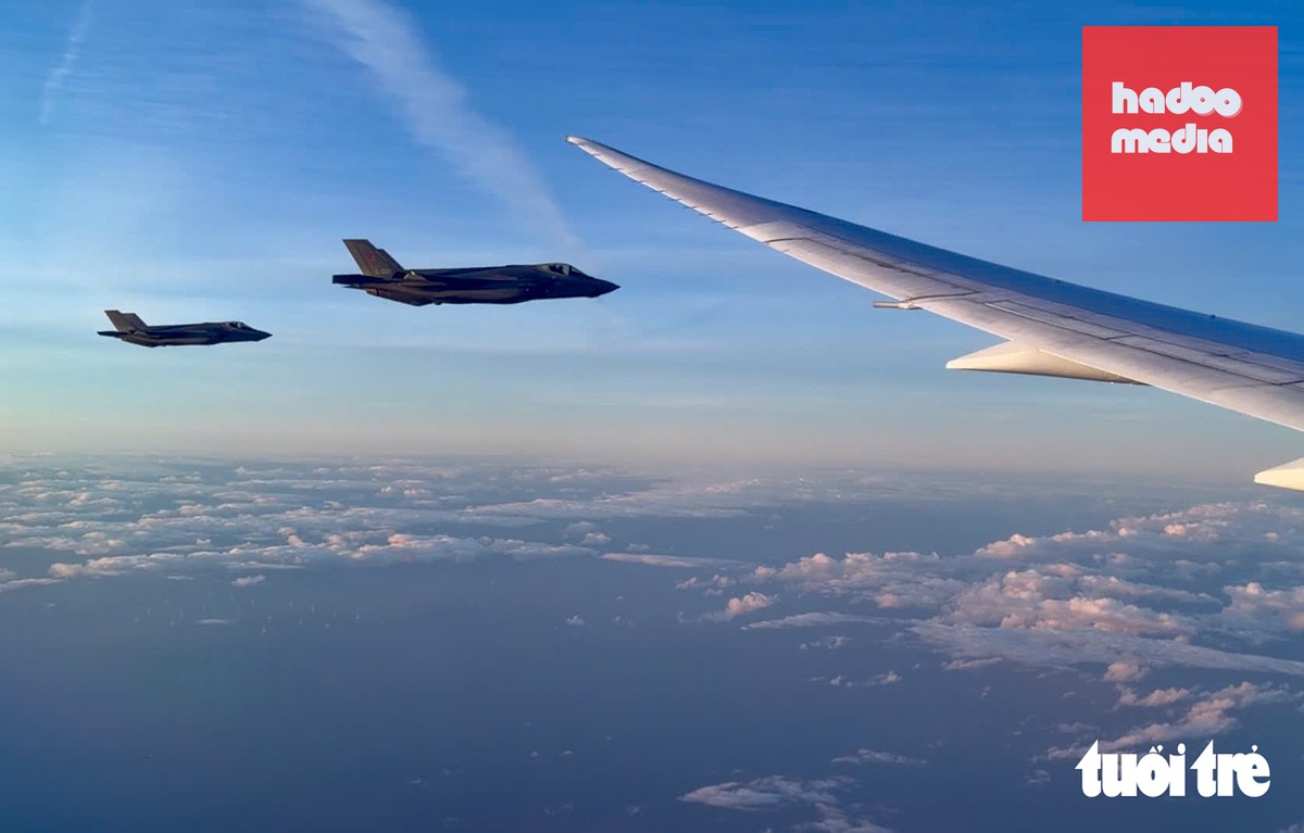 Hai tiêm kích F-35 của Đan Mạch hộ tống chuyên cơ chở Tổng Bí thư, Chủ tịch nước Tô Lâm và Phu nhân Ngô Phương Ly đến sân bay thủ đô Copenhagen an toàn ngày 19-10 - Ảnh: NGUYỄN KHÁNH