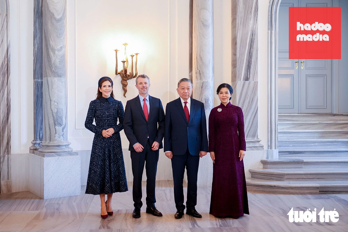 Tổng Bí thư, Chủ tịch nước Tô Lâm và Phu nhân Ngô Phương Ly chụp ảnh cùng Nhà vua Đan Mạch Frederik X và Hoàng hậu Mary sau lễ trao tặng Huân chương Voi - Ảnh: NGUYỄN KHÁNH
