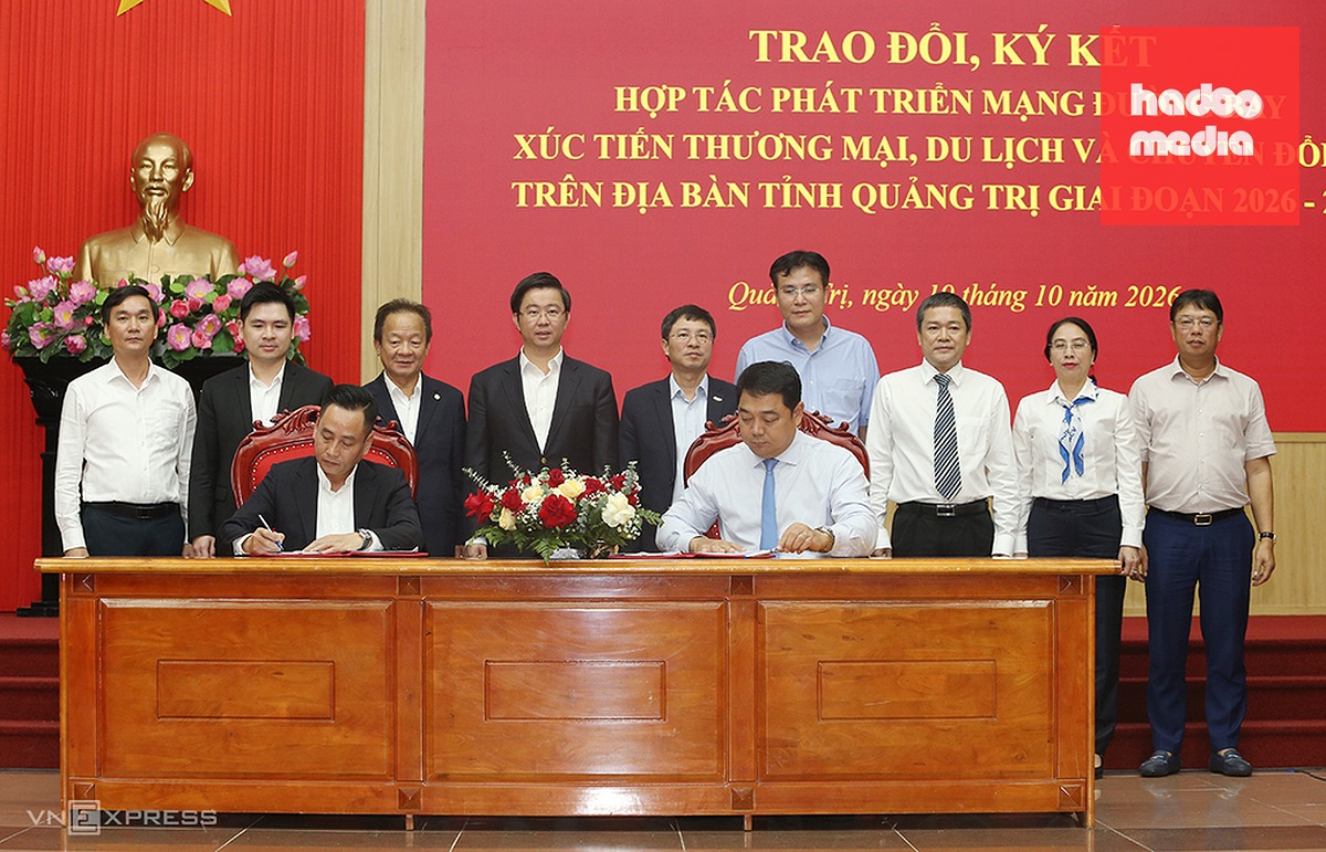 Đại diện ACV và T&T ký hợp đồng nguyên tắc về khai thác Cảng hàng không Quảng Trị chiều 19/10. Ảnh: Đắc Thành