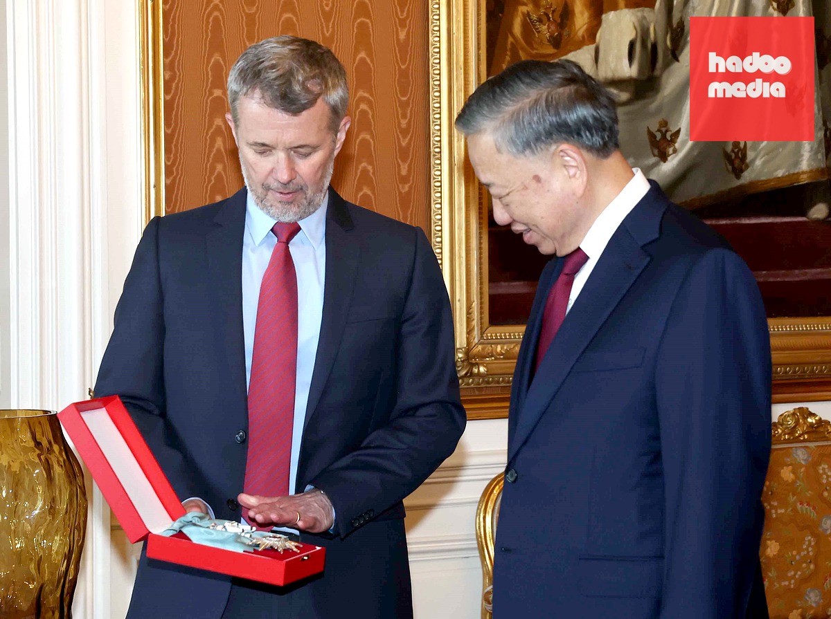 Nhà vua Đan Mạch Frederik X trao tặng Huân chương Voi cho Tổng Bí thư, Chủ tịch nước Tô Lâm - Ảnh: TTXVN