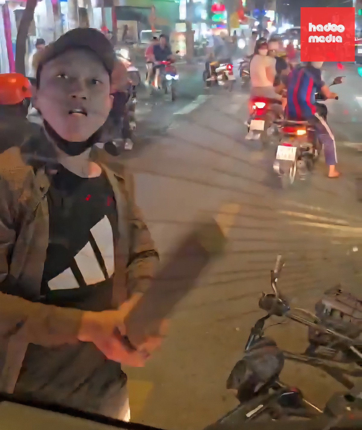 Huỳnh Lương Lộc lúc dùng gậy gỗ đập xe - Ảnh cắt từ clip