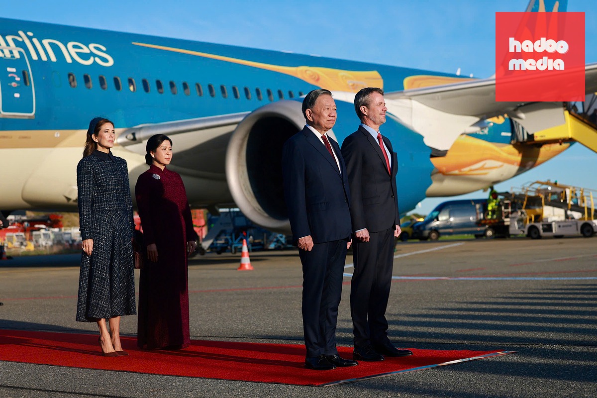 Nhà vua Frederik X và Hoàng hậu Mary đón Tổng Bí thư, Chủ tịch nước Tô Lâm và Phu nhân Ngô Phương Ly tại sân bay Copenhagen ngày 19-10 - Ảnh: NGUYỄN KHÁNH