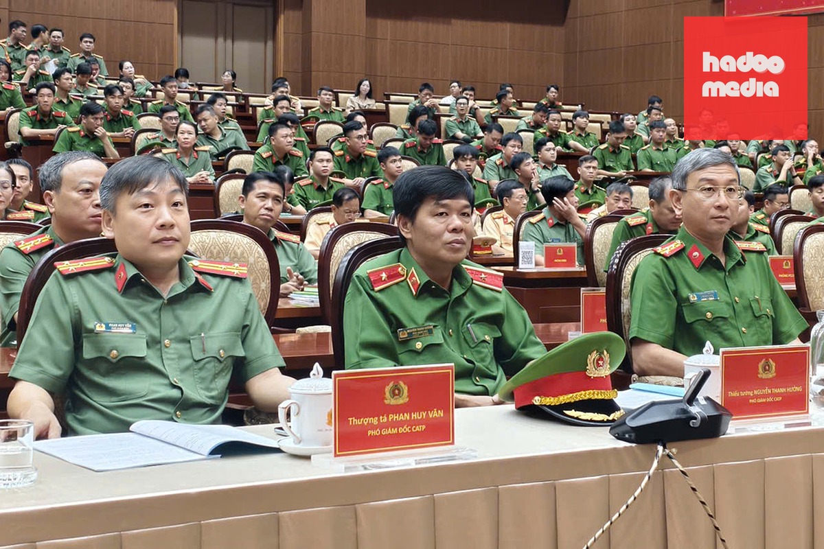 Lãnh đạo Công an TP HCM và các phòng nghiệp vụ tại buổi lễ sáng nay. Ảnh: Phạm Hải