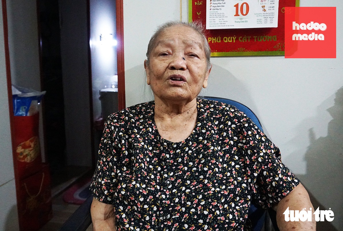 Bà Trương Thị Len nắm giữ "gia tài" vô giá khi 7 lần vinh dự được gặp Bác Hồ - Ảnh: TIẾN THẮNG