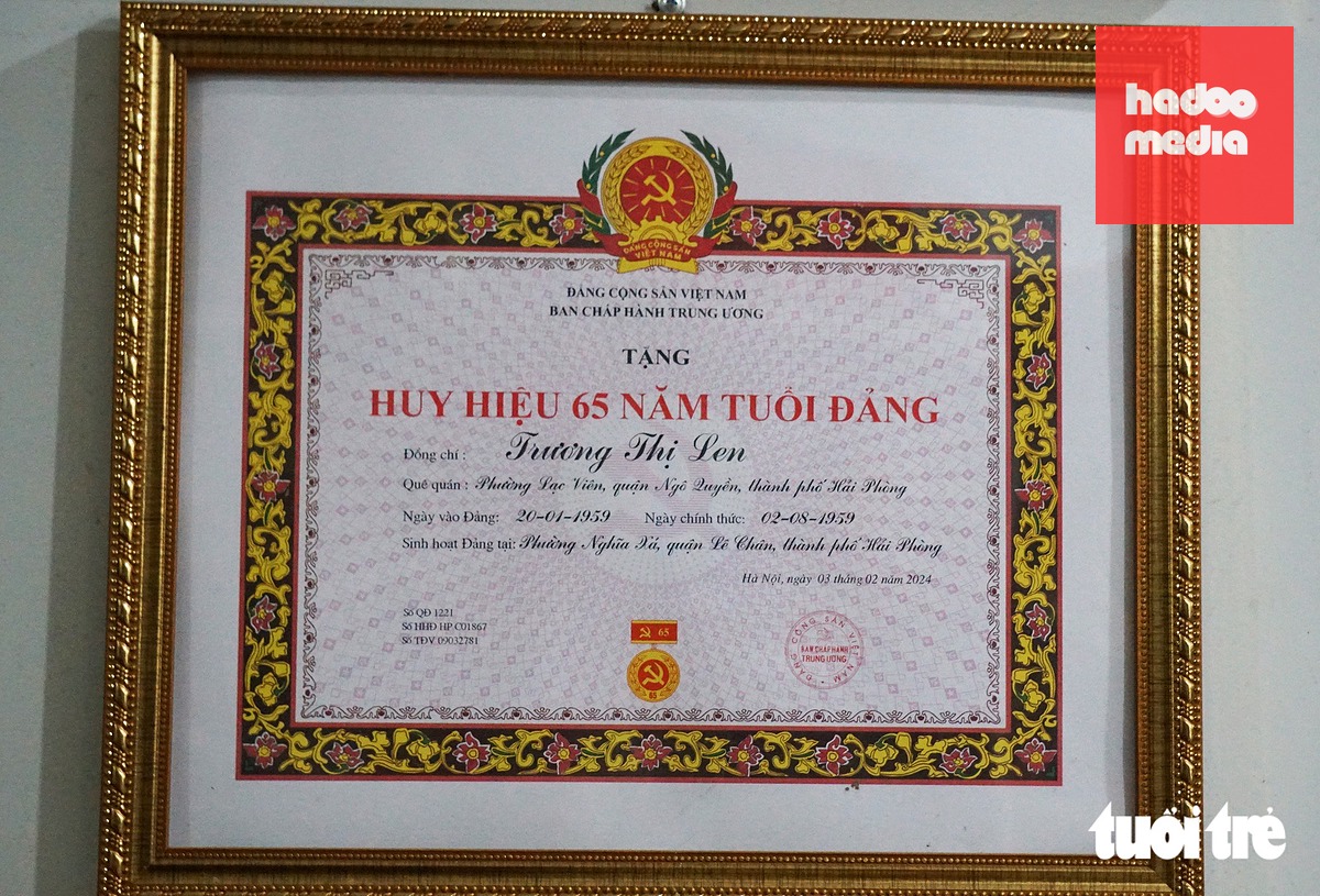 Năm 2024, bà Len nhận Huy hiệu 65 năm tuổi Đảng - Ảnh: TIẾN THẮNG