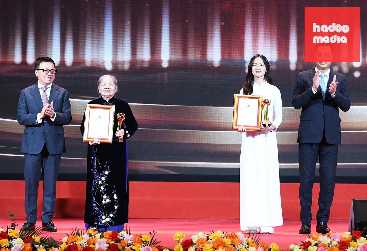 Bà Trương Thị Len (bên trái) từng đoạt giải C và được vinh danh khi là tác giả cao tuổi tiêu biểu của Cuộc thi chính luận về bảo vệ nền tảng tư tưởng của Đảng - Ảnh: NVCC