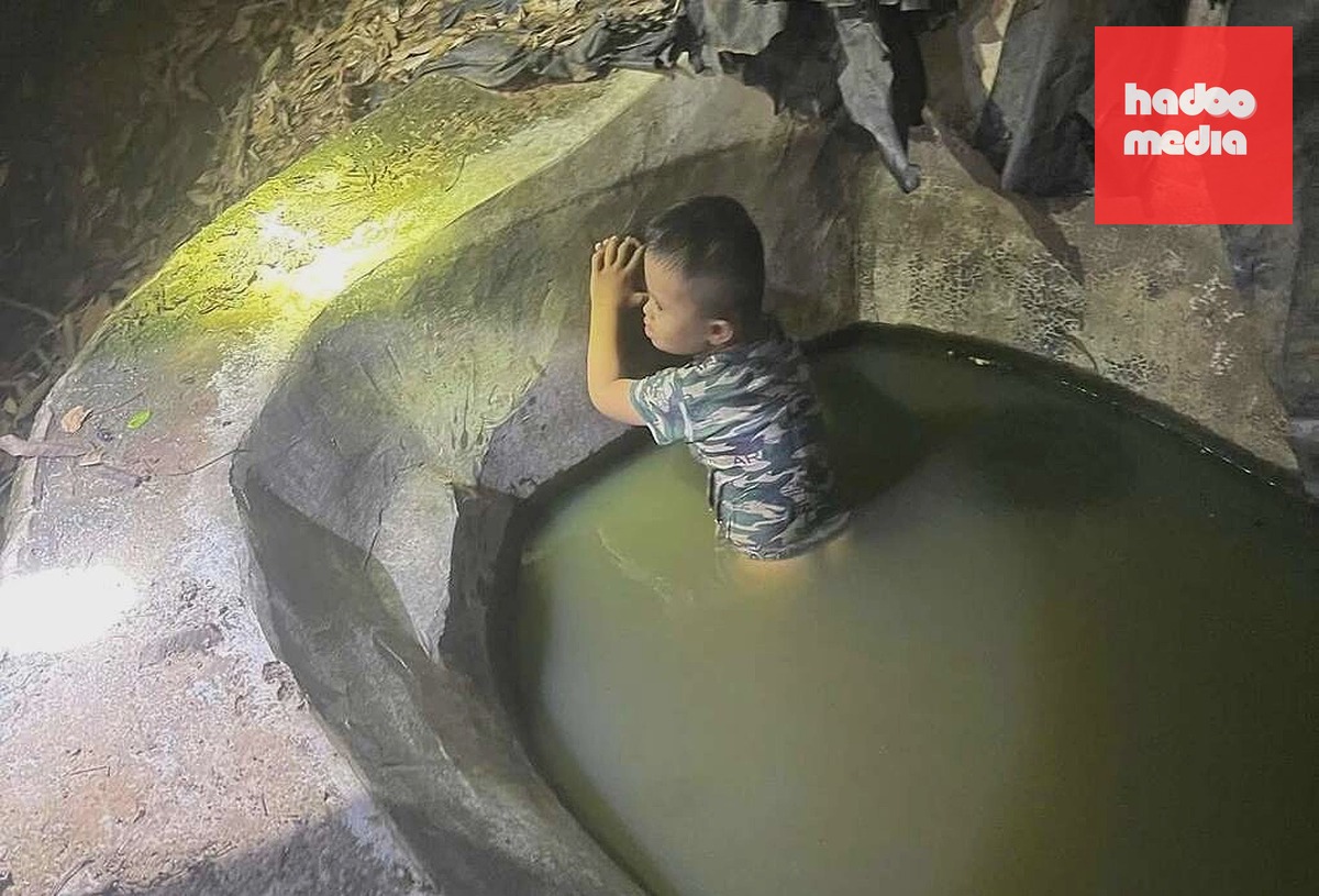 Cháu bé ba tuổi được tìm thấy trong bể nước cách nhà một km. Ảnh: Công an xã Mường Hung