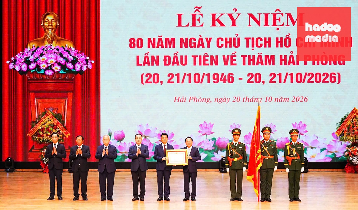 TP Hải Phòng vinh dự đón nhận Huân chương Lao động hạng nhất tại lễ kỷ niệm 80 năm ngày Chủ tịch Hồ Chí Minh lần đầu tiên về thăm thành phố - Ảnh: ĐÀM THANH