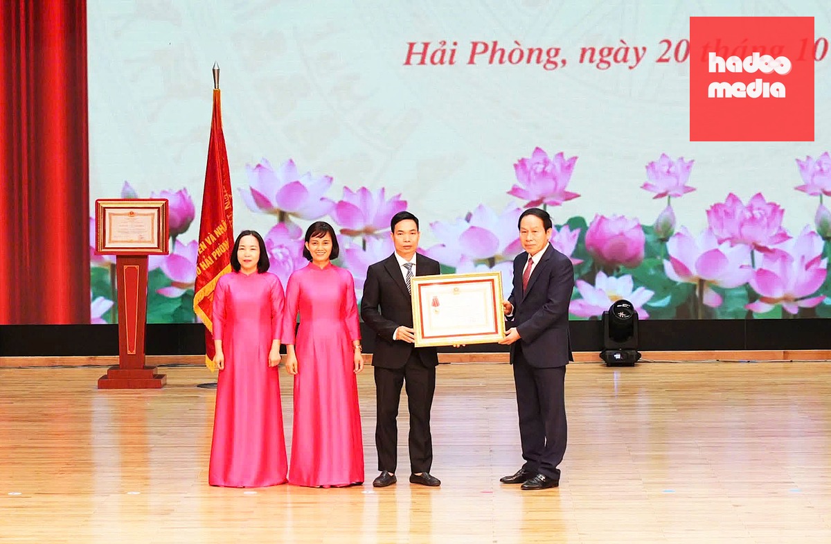 Phó thủ tướng Lê Tiến Châu trao Huân chương Lao động hạng ba cho Đảng bộ Trường THCS Hồng Bàng, phường Hồng Bàng, TP Hải Phòng - Ảnh: ĐÀM THANH