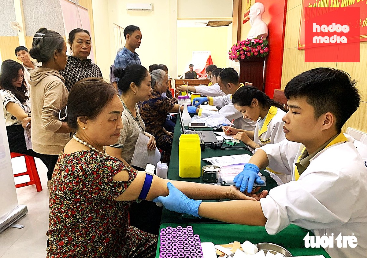 Người dân lấy mẫu ADN vào sáng 20-10 tại Công an phường Thành Sen - Ảnh: LÊ MINH