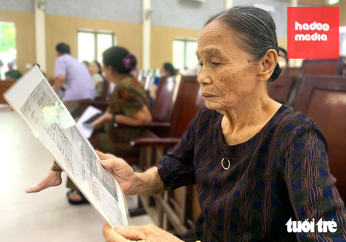 Bà Dương Thị Bình đến Công an phường Thành Sen lấy mẫu ADN phục vụ công tác xác định danh tính liệt sĩ - Ảnh: LÊ MINH