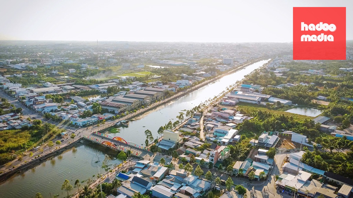 Thành phố Sóc Trăng cũ nay là phường Phú Lợi (bên trái sông) và phường Sóc Trăng (bên phải sông) - Ảnh: TRUNG PHẠM