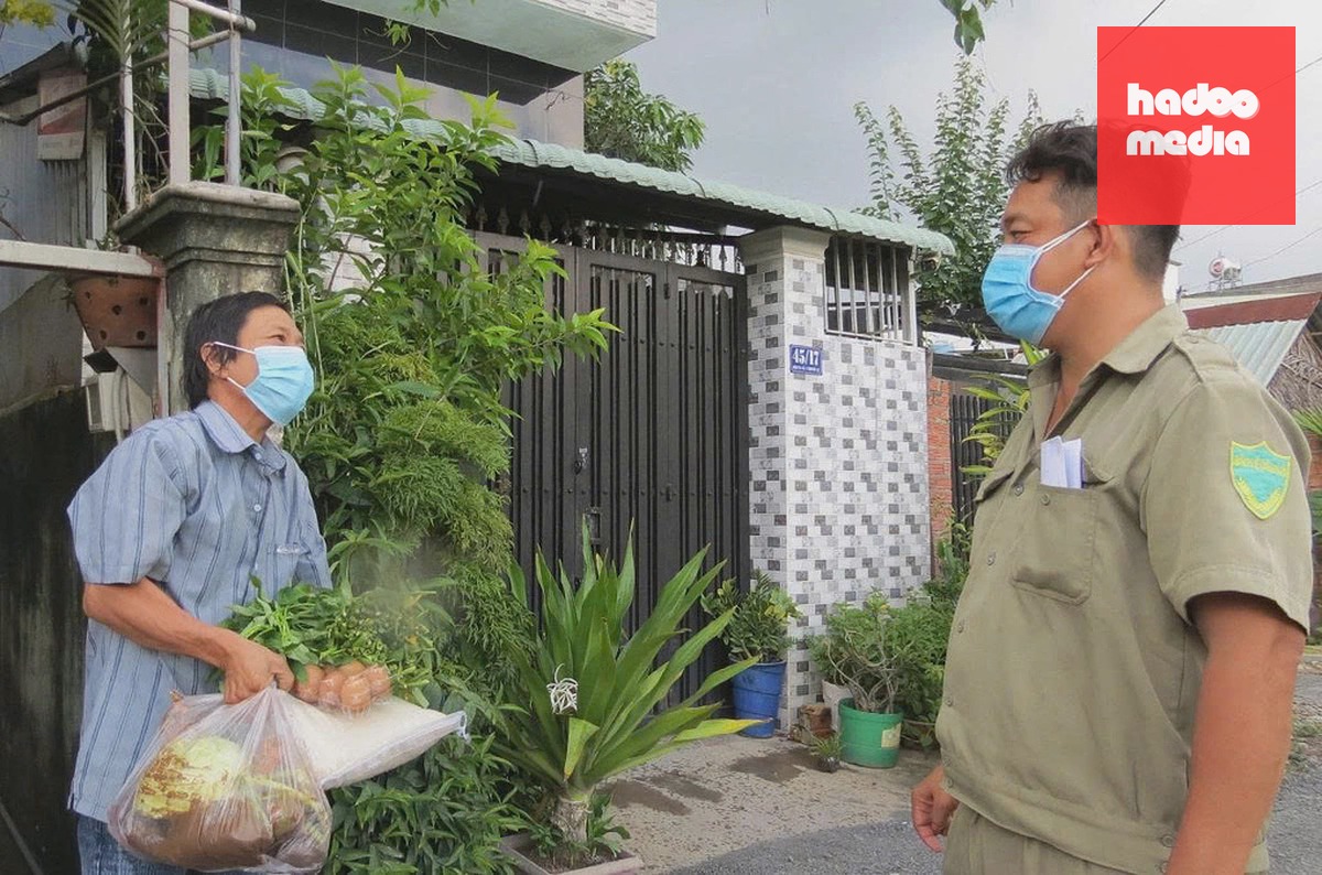 Tổ trưởng dân phố ở phường Thới An (Thạnh Xuân, quận 12 cũ) hỗ trợ người dân đợt dịch Covid-19. Ảnh: Lê Tuyết