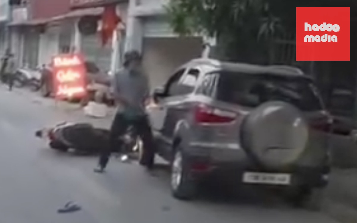 Dùng xe máy chặn bánh ô tô rồi dùng dao đâm liên tiếp làm tài xế tử vong: Đã bắt giữ nghi can - Ảnh 2.