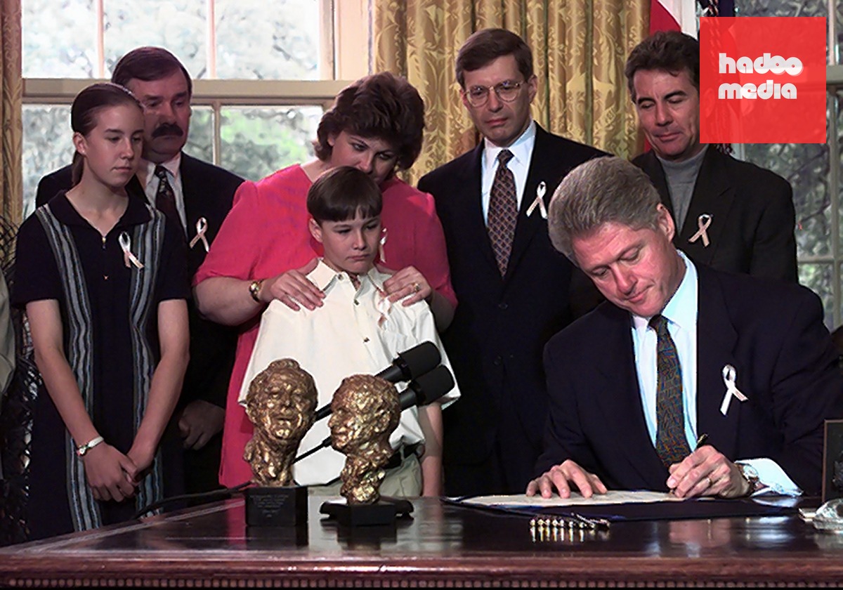 Vợ chồng Maureen - Richard Kanka cùng con gái Jessica và con trai Jeremy chứng kiến Tổng thống Bill Clinton ký ban hành Đạo luật Megan năm 1996. Ảnh: KRT