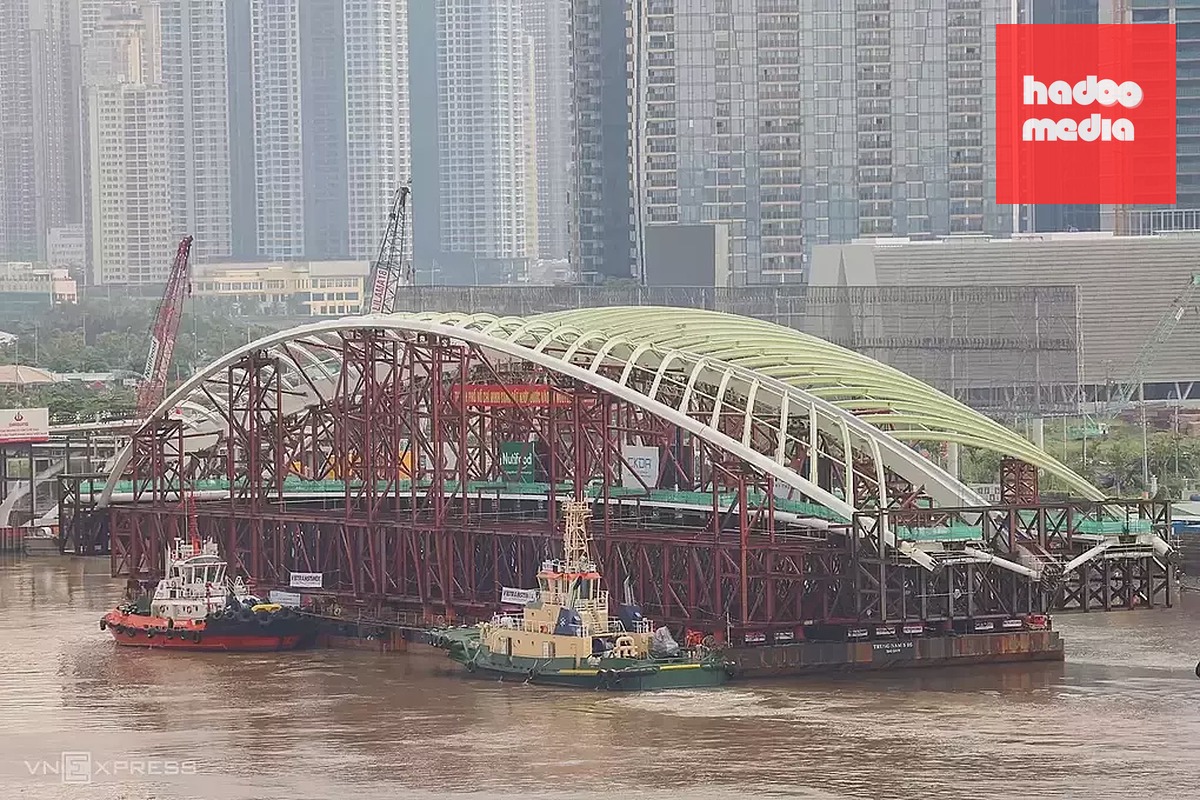 Nhịp chính vòm thép cầu đi bộ trên sà lan. Ảnh: Quỳnh Trần