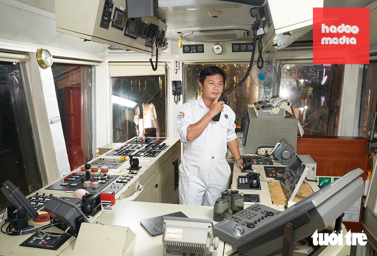 Thuyền trưởng tàu VNL VISION Trịnh Xuân Mơ kiểm tra buồng lái lúc 2h30 sáng 21-10. Ông cho biết, cầu đi bộ qua sông Sài Gòn là một trong những công trình mang ý nghĩa to lớn với TP.HCM. Quá trình lai dắt nhịp chính của cầu từ Vũng Tàu về trung tâm TP vào hai ngày 18 và 19-10 đã diễn ra đúng kế hoạch. Ngày hôm nay hợp long, sự kiện đóng vai trò quan trọng, thuyền trưởng các tàu cùng các đơn vị liên quan đã làm việc từ trước, có kế hoạch chi tiết và quyết tâm hoàn thành hợp long cầu một cách chính xác và đúng kế hoạch nhất - Ảnh: THUẬN VĂN