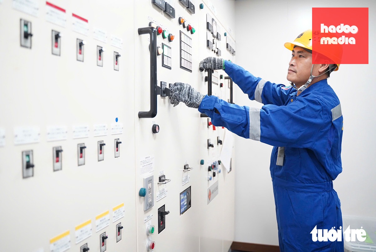 Lúc 2h ngày 21-10, sỹ quan máy Hồ Diên Chung tiến hành kiểm tra tủ điện áp trong phòng máy tàu VLN Future trước lúc tàu hiệp đồng di chuyển - Ảnh: THUẬN VĂN