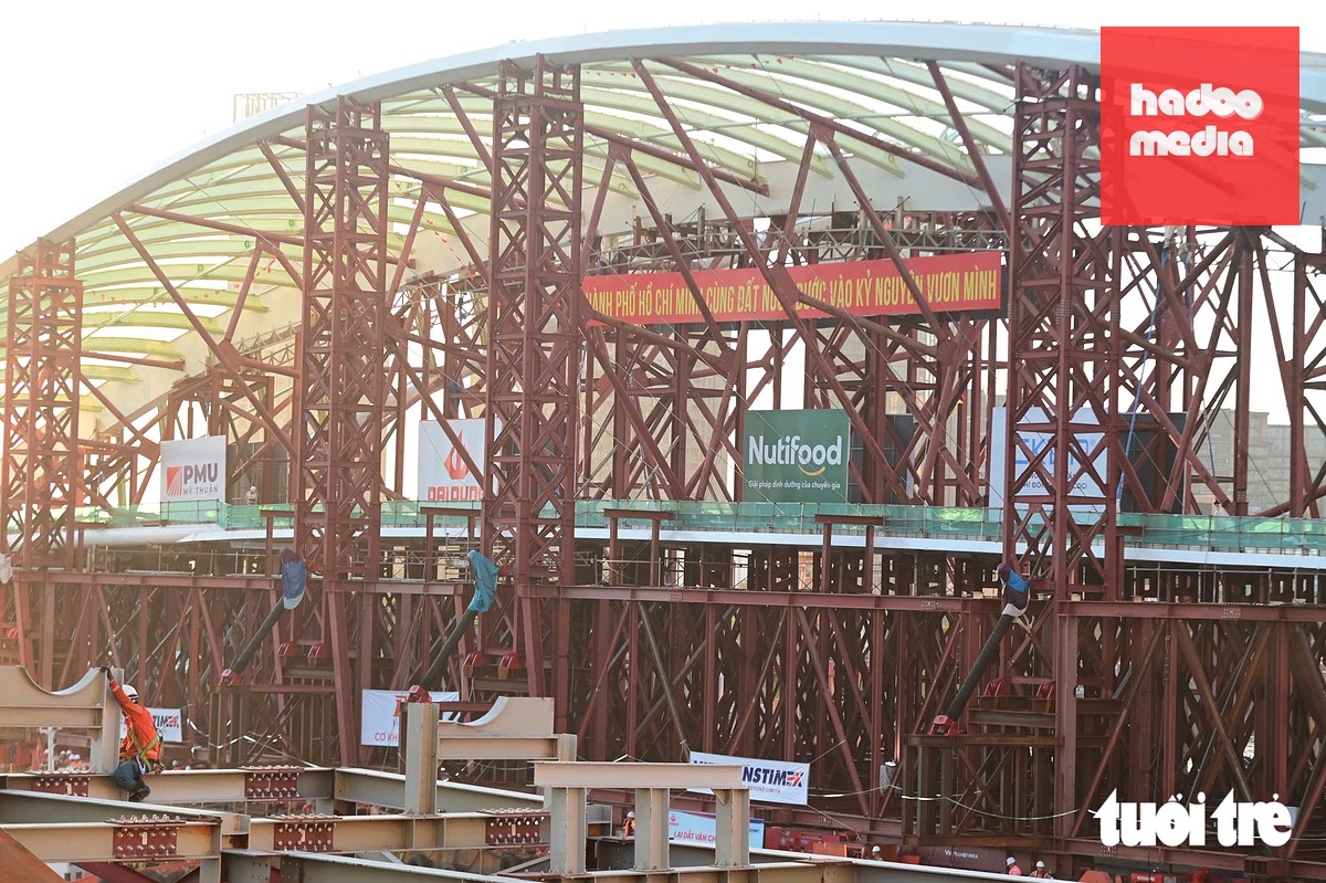 5h56, vòm thép khổng lồ đã được đoàn lai dắt đưa rất gần đến 2 mố trụ đôi bờ sông Sài Gòn - Ảnh: TRÍ ĐỨC