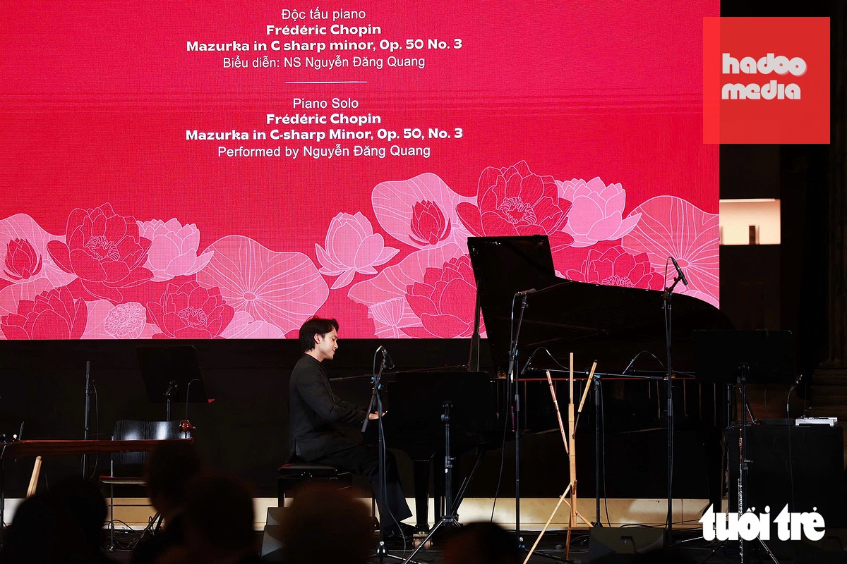 Tiết mục độc tấu piano tại chương trình - Ảnh: NGUYỄN KHÁNH