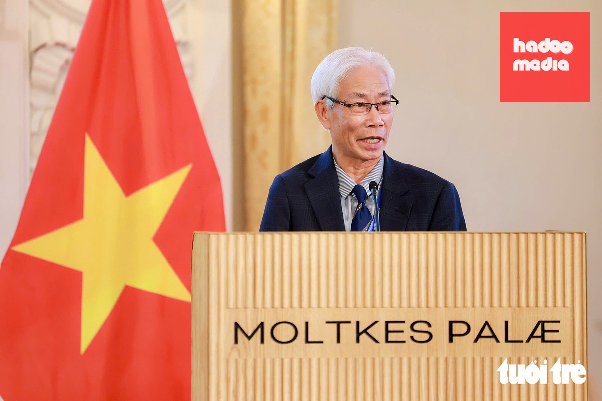Ông Trần Hương Liên, người đã ở Đan Mạch 46 năm, phát biểu thay mặt cộng đồng người Việt tại Đan Mạch - Ảnh: NGUYỄN KHÁNH