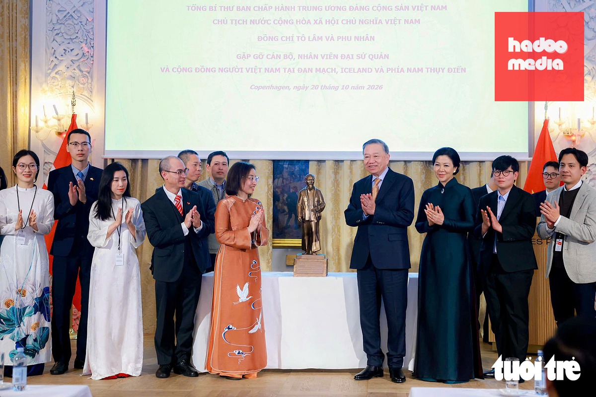 Tổng Bí thư, Chủ tịch nước Tô Lâm và Phu nhân Ngô Phương Ly tặng tượng "Bác Hồ về thăm quê" tại cuộc gặp - Ảnh: NGUYỄN KHÁNH