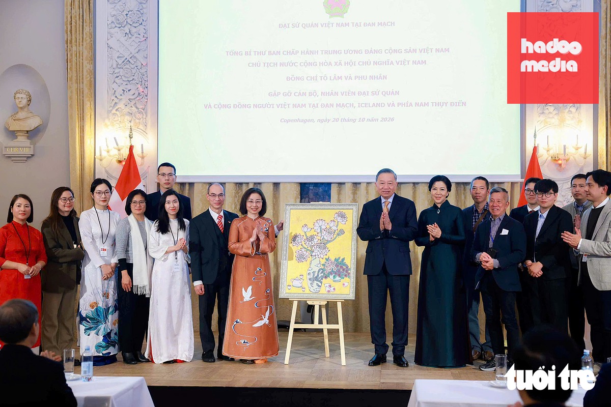 Tổng Bí thư, Chủ tịch nước Tô Lâm đánh giá cao việc kiều bào tại ba nước có ý thức giữ gìn bản sắc văn hóa, tiếng Việt cho các thế hệ sau, đặc biệt luôn dành tình cảm sâu sắc, hướng về quê hương bằng những hành động thiết thực, nghĩa tình - Ảnh: NGUYỄN KHÁNH