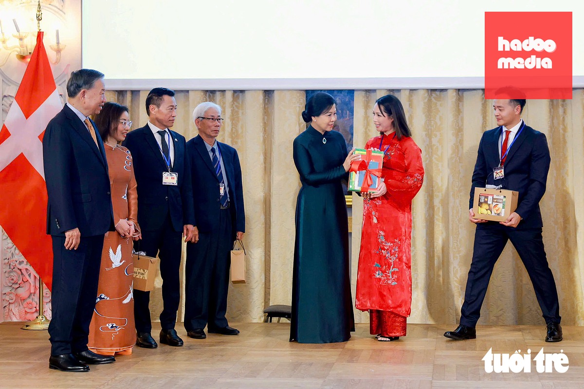 Phu nhân Ngô Phương Ly tặng sách học tiếng Việt cho đại diện kiều bào tại Đan Mạch, Iceland, Thụy Điển - Ảnh: NGUYỄN KHÁNH