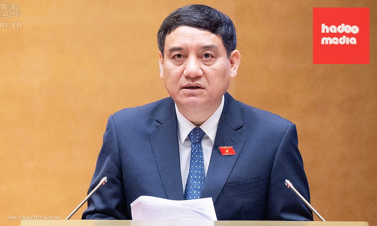 Chủ nhiệm Ủy ban Văn hóa và Xã hội Nguyễn Đắc Vinh báo cáo thẩm tra dự án Luật Hiến, lấy, ghép mô, bộ phận cơ thể người và hiến, lấy xác (sửa đổi). Ảnh: Cổng TTĐT Quốc hội