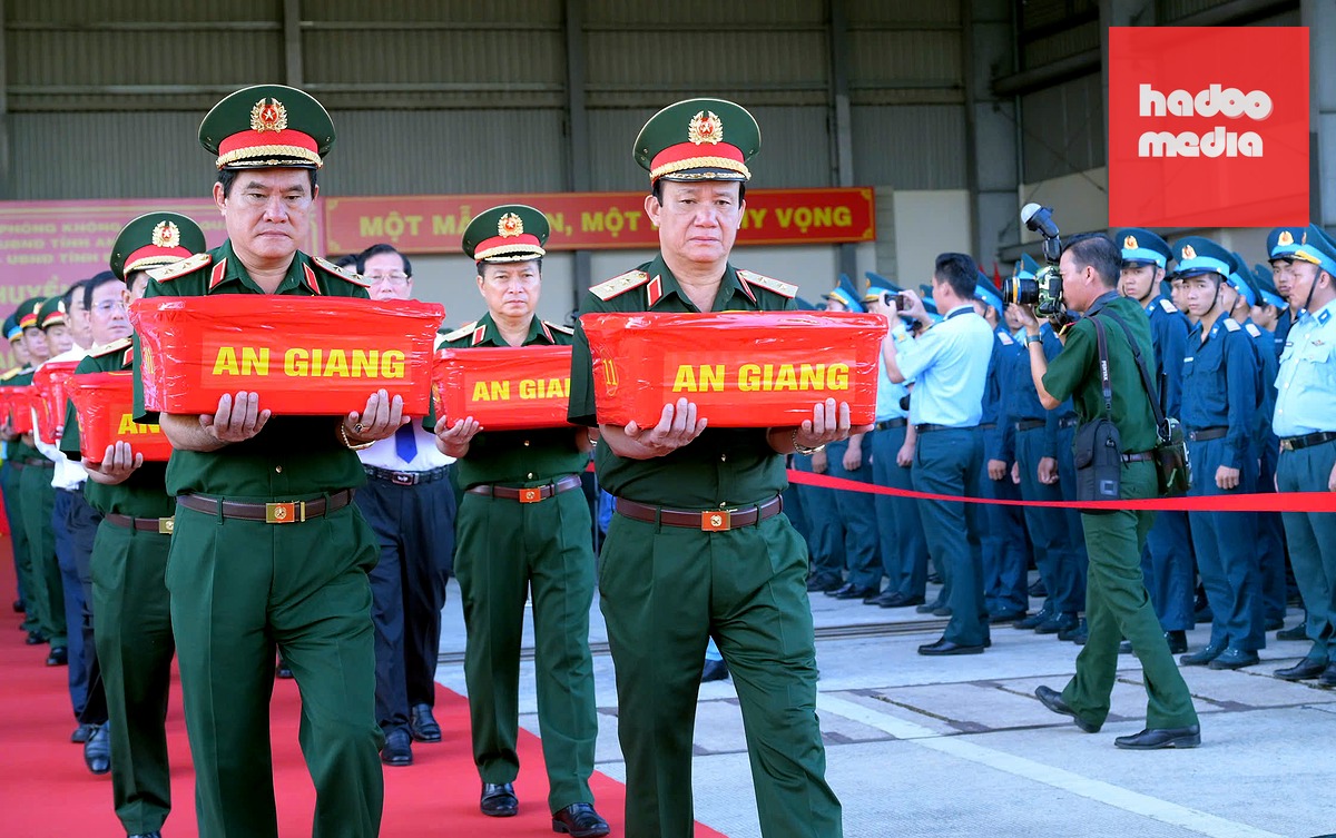 Lãnh đạo Quân khu 9 tiễn đưa hài cốt liệt sĩ ra máy bay - Ảnh: QK 9